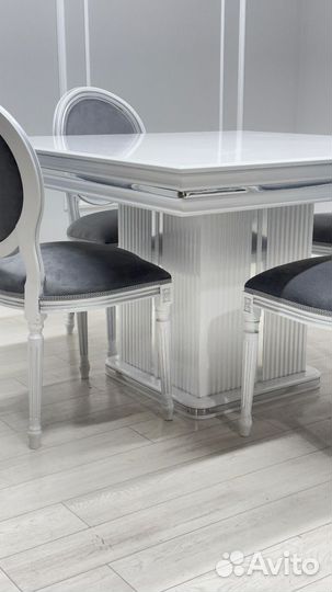 Кухонный стол и стулья