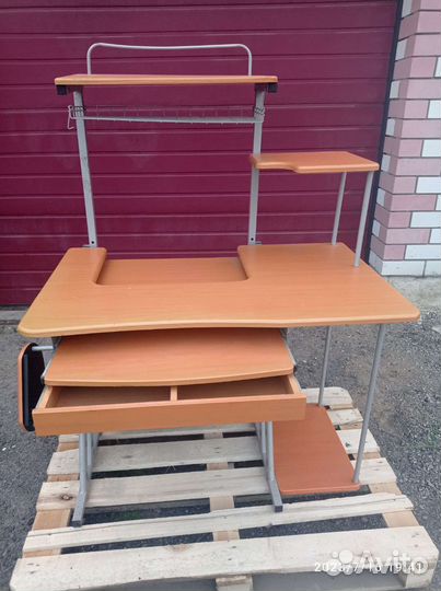 Компьютерный стол