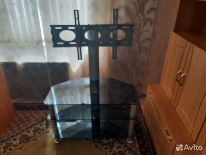 Стеклянный столик с кронштейном для телевизора