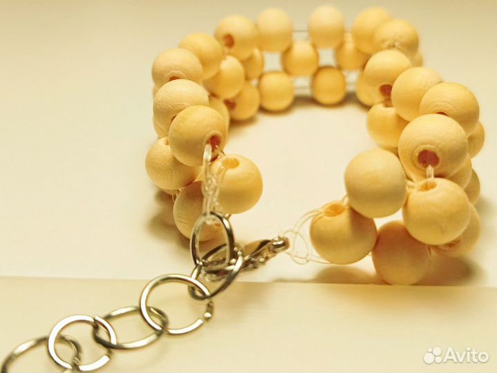Браслет ручной работы из бисера