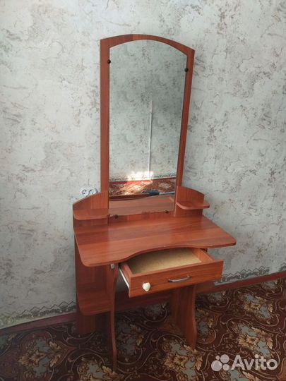 Туалетный столик с зеркалом