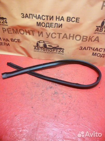 Уплотнительная резинка левая Renault Duster HSA