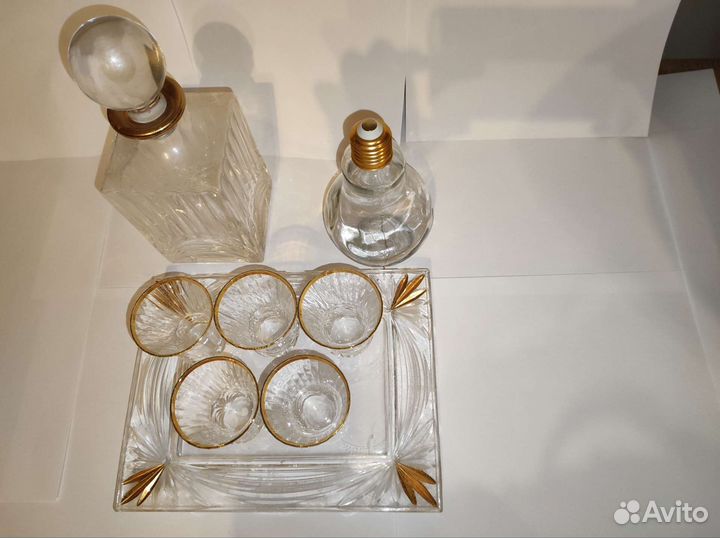 Хрустальные рюмки с графином на подставке