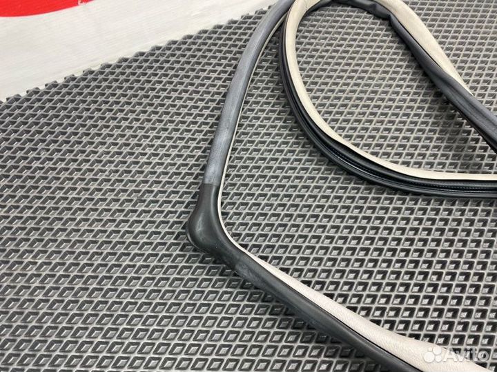 Уплотнительная резинка боковой двери задняя левая