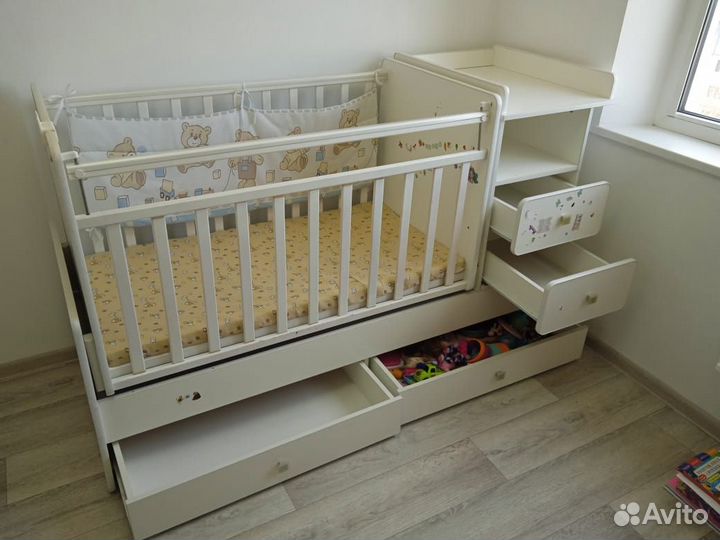 Детская кроватка-маятник с пеленальным столиком