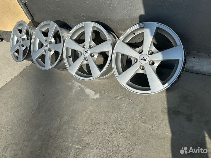 Продам комплект литых дисков R15