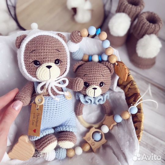 Вязаный набор игрушка погремушка пинетки