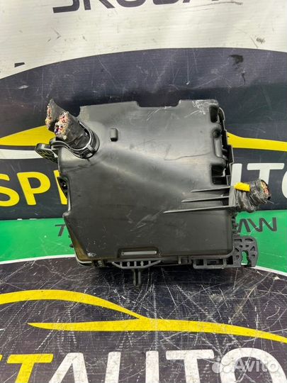 Блок предохранителей под капот Kia Carnival 3 2.2