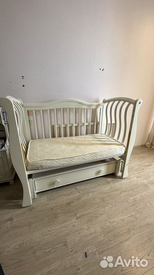 Детская кроватка с маятником
