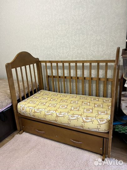 Детская кроватка с маятником и ящиком