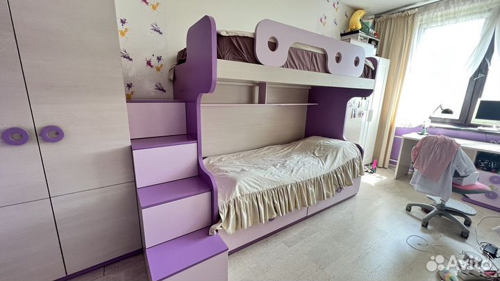 Детская мебель: 2 шкафа, двухэтажная кровать, стол