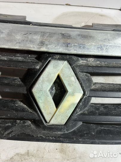 Решетка радиатора Renault Sandero 2013