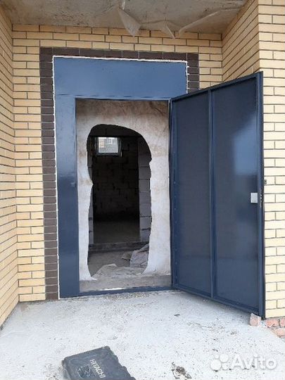 Металлическая перегородка/кладовка с дверью