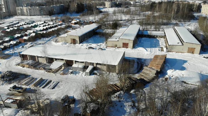 Здания общей площадью 4971.7 м² на участке 2,7 Га