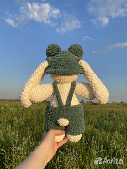 Плюшевый зайка в костюме лягушки