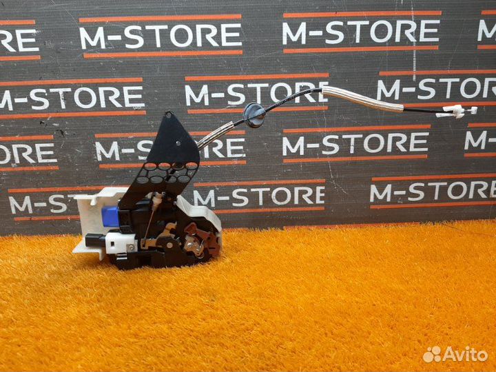 Замок двери передний правый Volkswagen Touareg 7L