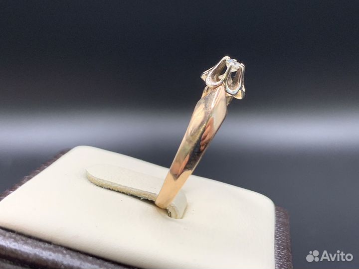 Золотое кольцо с бриллиантом 0,09 Ct