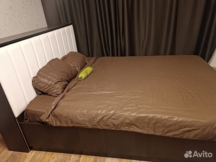 Кровать двухспальная с подьемным механизмом