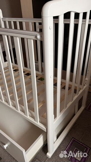 Детская кроватка с маятником и ящиком