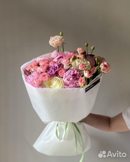 Авторский букет 42 из пионов и роз premium. Цветы