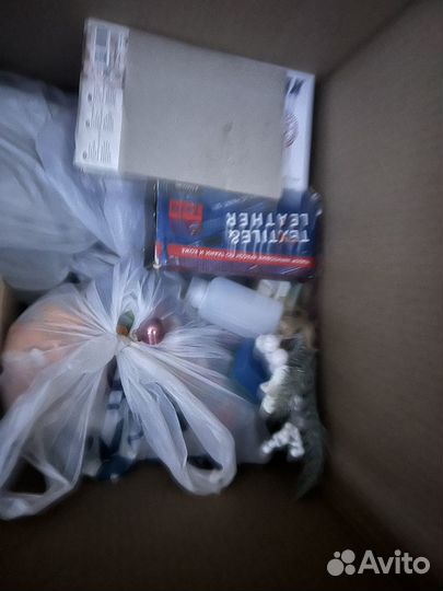 Коробка с разным барахлом