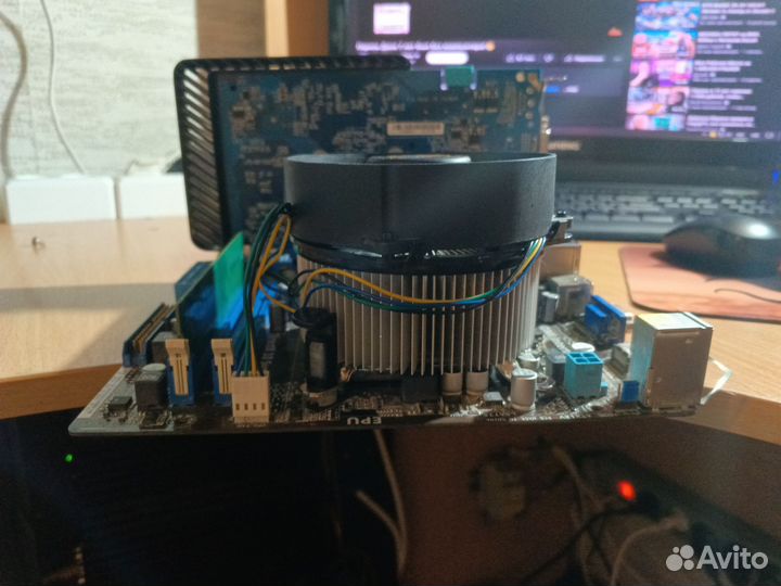 Материнская плата с процессором и памятью