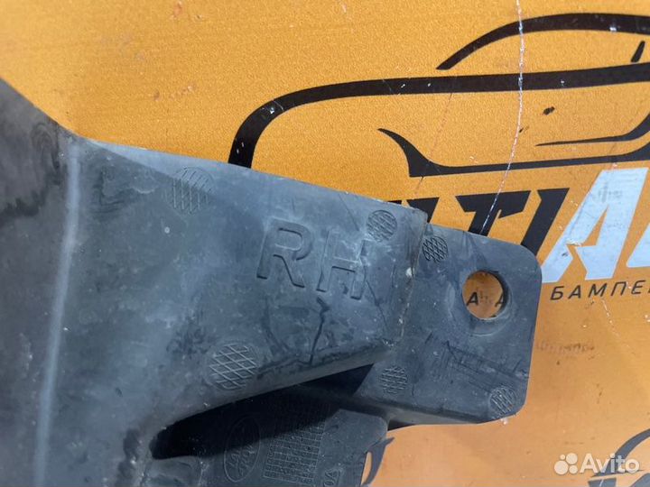 Воздуховод радиатора передний правый Land Rover