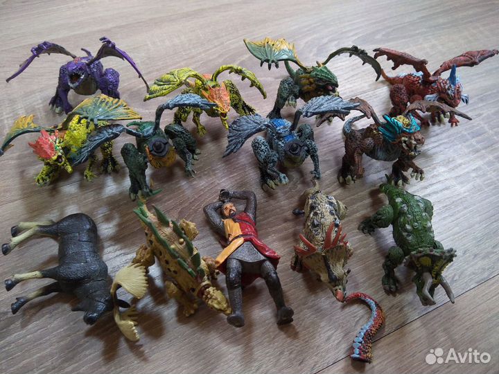 Фигурки драконов и динозавров