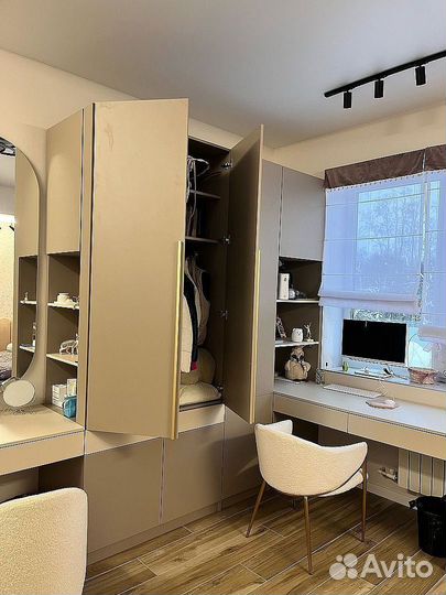 Рабочая зона со шкафом у окна