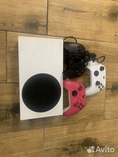 Xbox series s + 3 геймпада