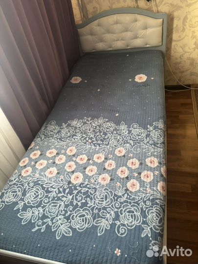 Двухярусная кровать с выдвижным спальным местом