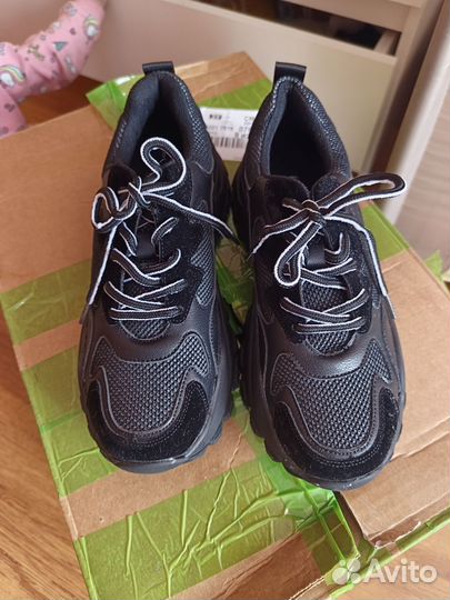 Кроссовки женские