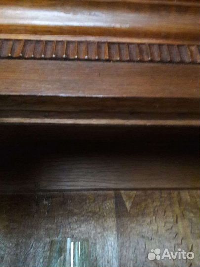 Старинный антикварный шкаф буфет
