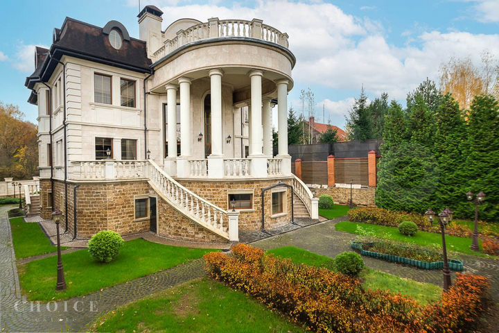 Коттедж 712 м² на участке 12 сот.