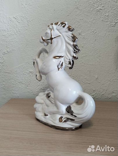 Конь Фарфор