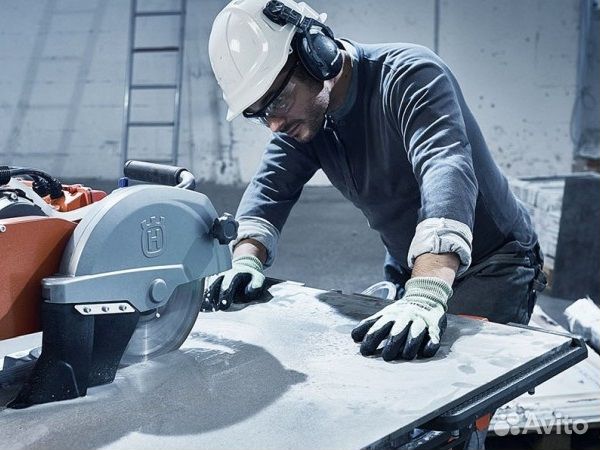 Резчик металла на пилах, ножовках и станках