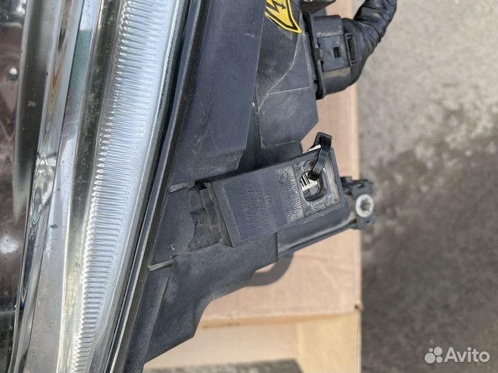 Ксеноновая фара golf 4 R32