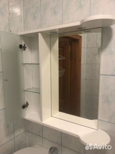 Зеркало с подсветкой, розеткой и шкафчиком