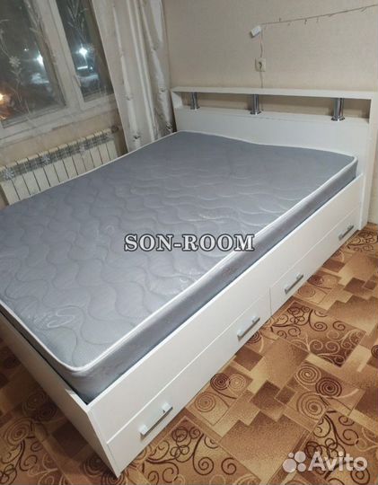 Кровать с ящиками и матрасом