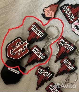 Значки и брелок атомик харт