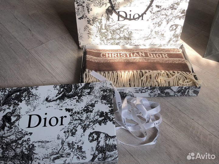 Палантины Christian Dior и платок Gucci