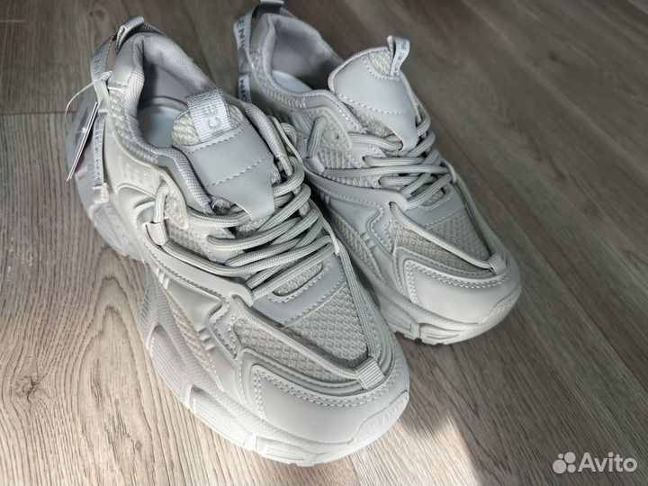 Кроссовки женские 37