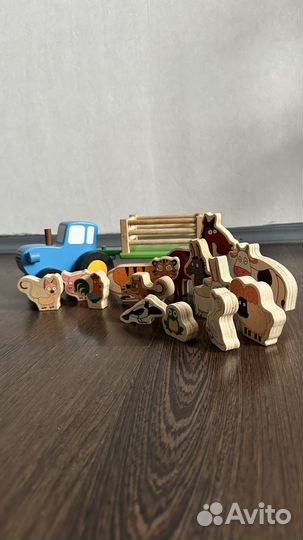 Синий трактор с прицепом деревянный