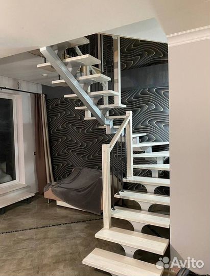 Лестница с площадкой на второй этаж