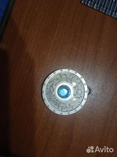 Медальон Шрек, Рукопожатие