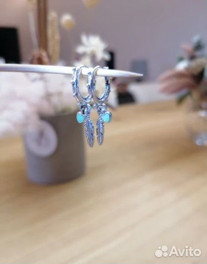 Серьги Pandora «перья талисманы»