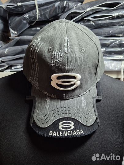 Кепка Balenciaga uniti стильная на руках