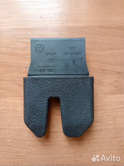 Кожух (накладка, пластик) на замок багажника