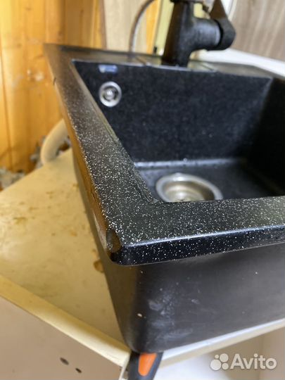 Кухонная мойка каменная со смесителем