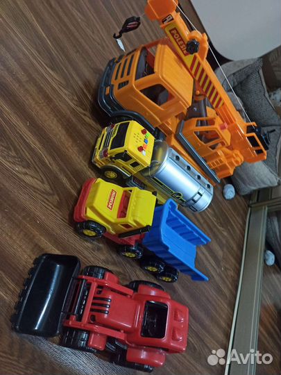 Автомобиль-кран и машинки